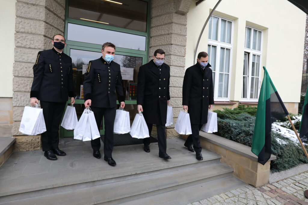 Przedstawiciele Zarządów Kopalni Soli "Wieliczka" S.A. oraz Kopalni Soli "Wieliczka" Trasa Turystyczna niosą świąteczne paczki dla potrzebujących