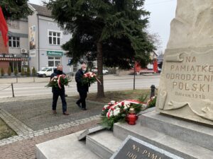 Wiązanki kwiatów w hołdzie Żołnierzom Niezłomnym niesie dwóch przedstawicieli działających przy kopalni związków zawodowych