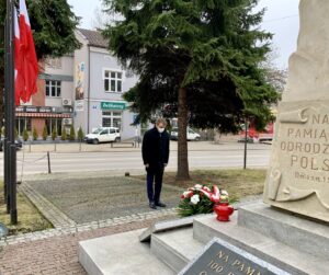 Na zdjęciu kwiaty przed pomnikiem składa Poseł na Sejm RP Rafał Bochenek