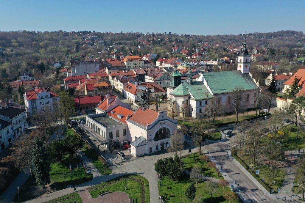 Widok na szyb Regis w centrum miasta Wieliczka