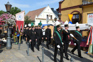 Przemarsz wielickich górników ulicami Starego Sącza. Na pierwszym planie poczty sztandarowe