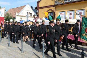 Górnicy w galowych mundurach