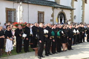 Górnicy modlą się podczas uroczystej liturgii ku czci św. Kingi