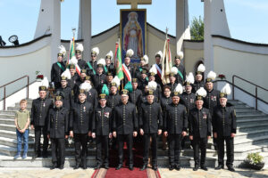 Pamiątkowe zdjęcie górników na tle ołtarza głównego