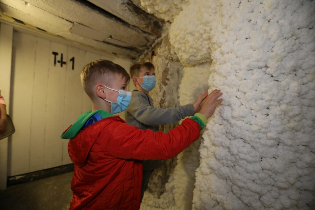 Dzieci zwiedzające Kopalnię Soli "Wieliczka"