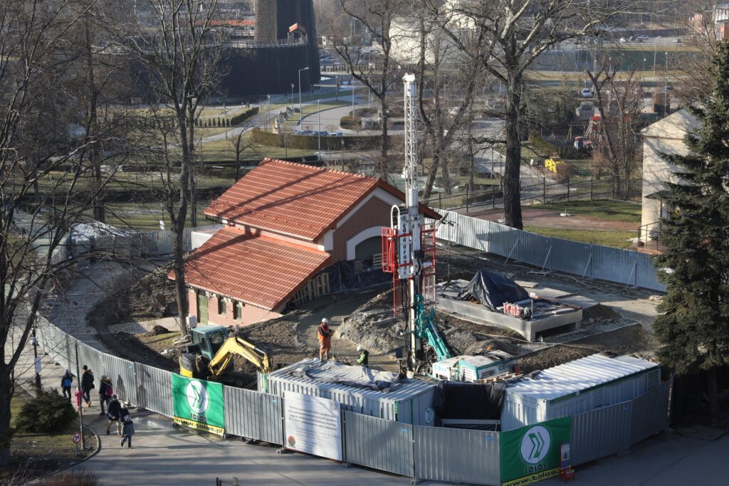 Widok z lotu Ptaka. Uszczelnianie szybu Paderewski. Widoczne urządzenie tłoczące zaczyn oraz budynek techniczny