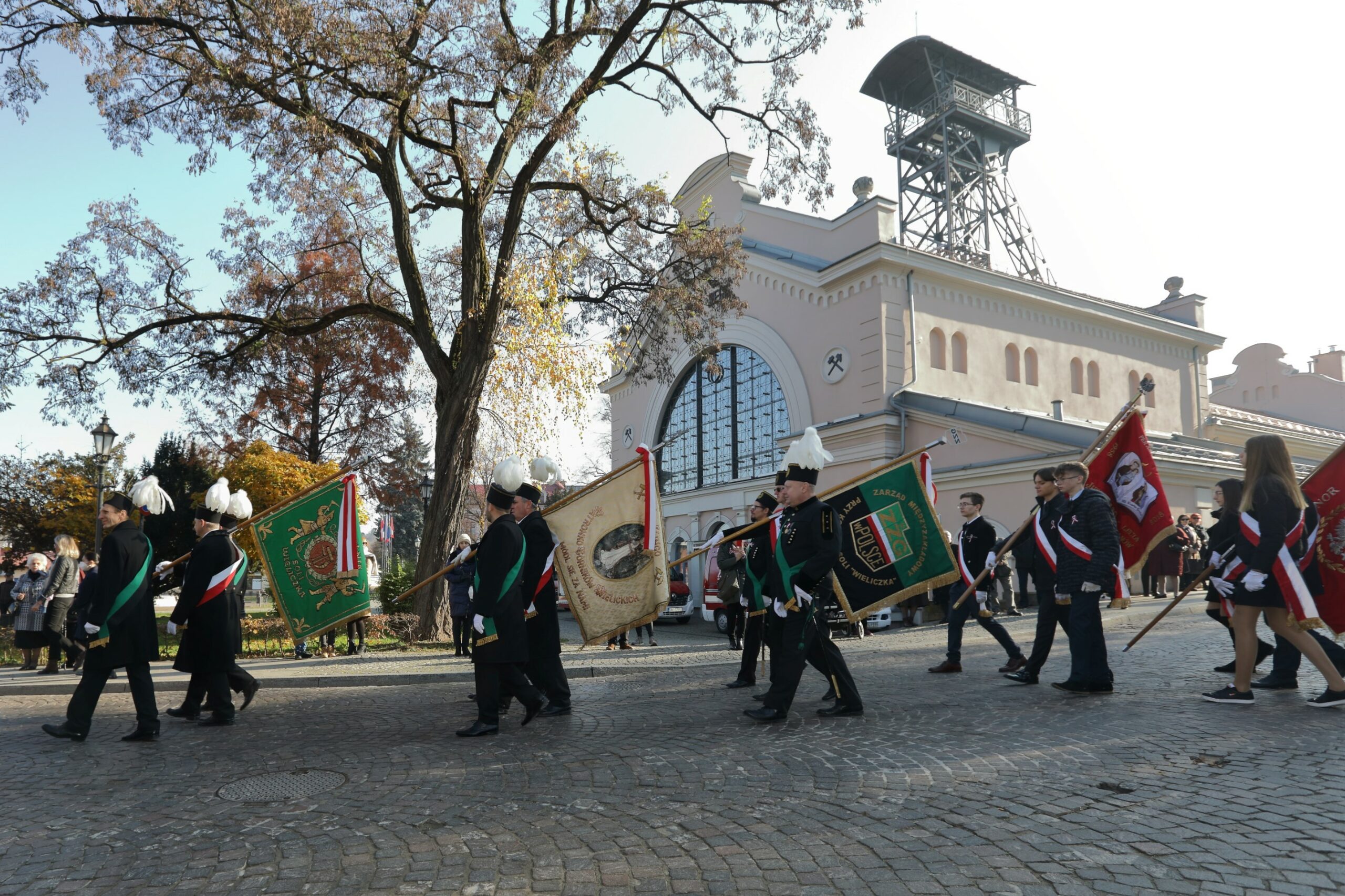 Orkiestra dęta kopalni na czele pochodu 11.11