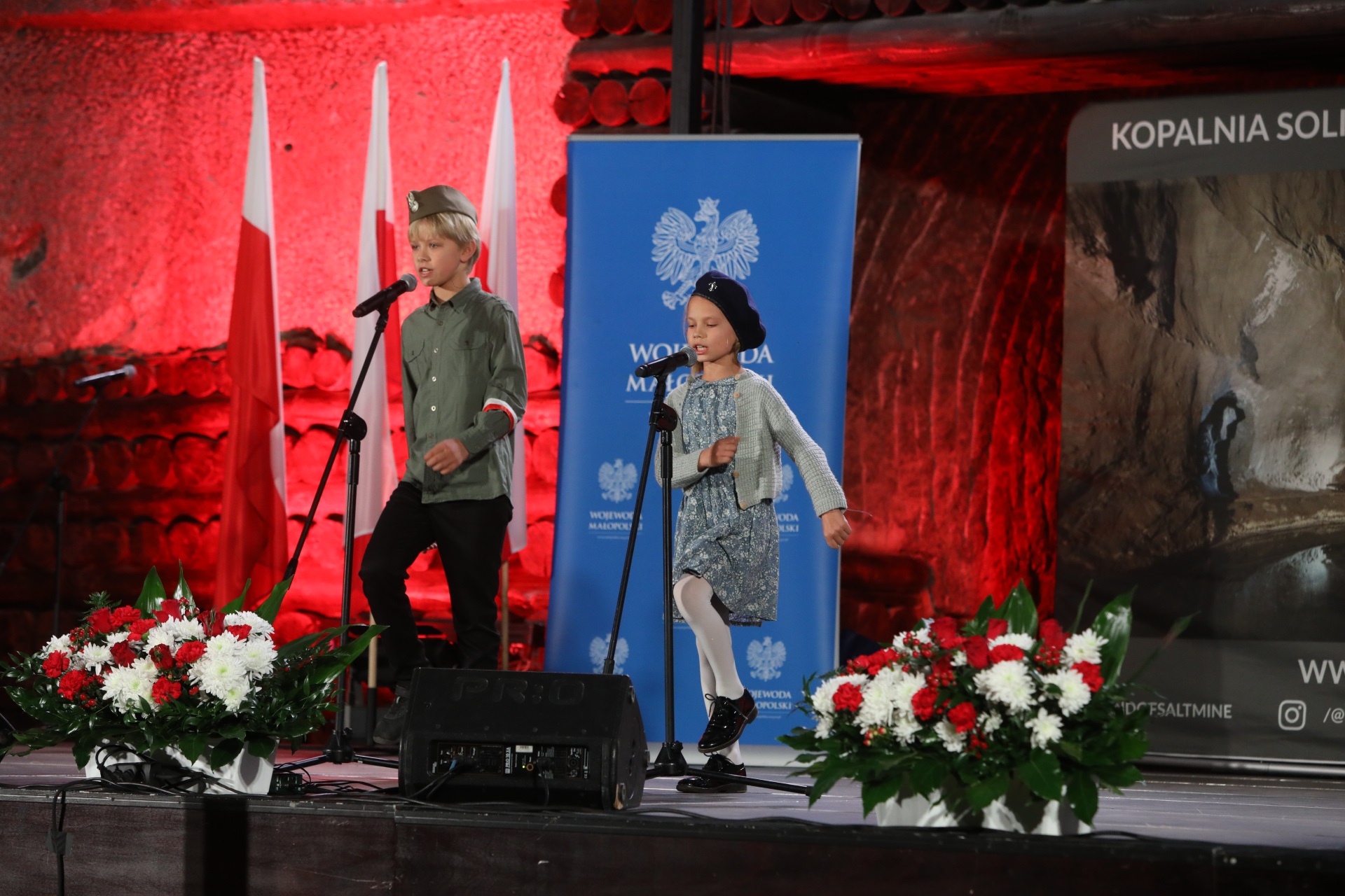 Hania i Filip Mikołajczykowie śpiewają piosenkę "Pałacyk Michla"
