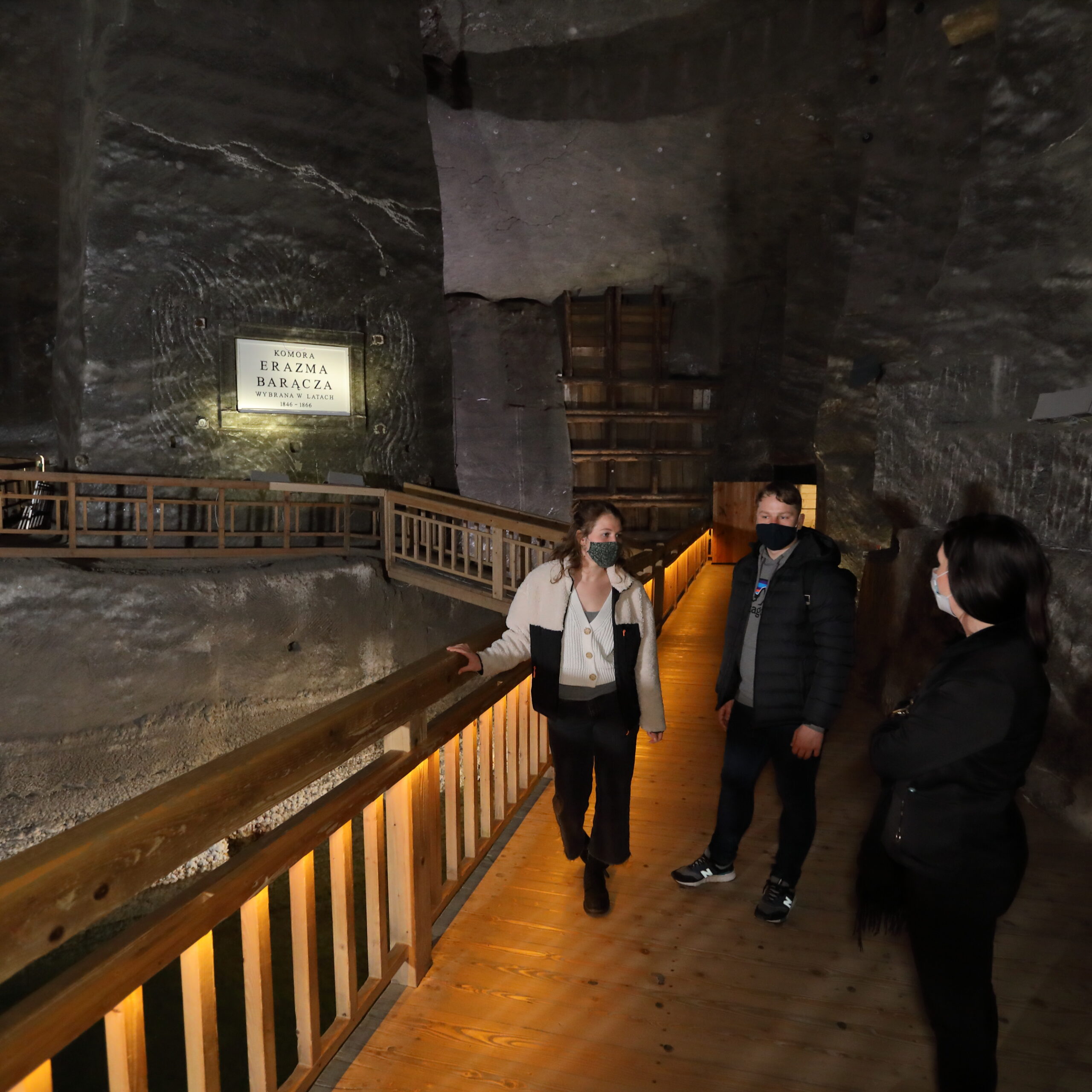 Turyści zwiedzący wielicką kopalnię