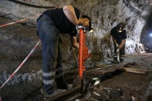 zabezpieczenie chodnika w wielickiej kopalni