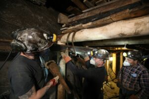 Górnicy zabezpieczają chodnik w wielickiej kopalni