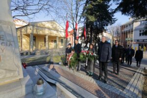Przed pomnikiem z biało-czerwonymi wiązankami stoją posłowie RP Urszula Rusecka oraz Rafał Bochenek