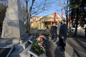 Delegacja z wielickiej kopalni. W tle budynek magistratu