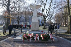 Pomnik na wielickich plantach: obelisk zwieńczony orłem w koronie