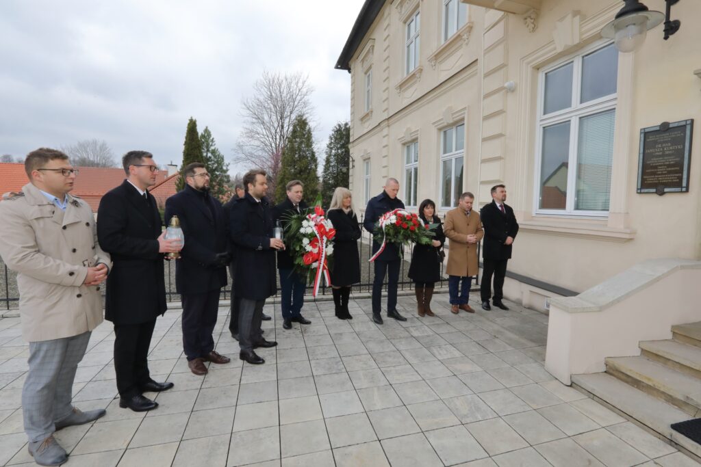 Delegacje przed budynkiem terenowego oddziału Instytutu Pamięci Narodowej