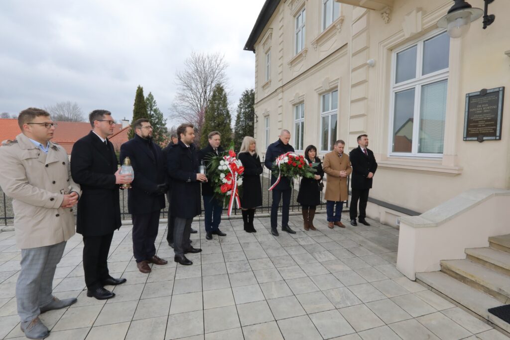 Delegacje przed budynkiem terenowego oddziału Instytutu Pamięci Narodowej