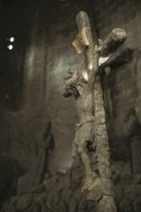 Chrystus na krzyżu. Solna rzeźba wzorowana na papieskim pastorale. W tle kaplica św. Kingi
