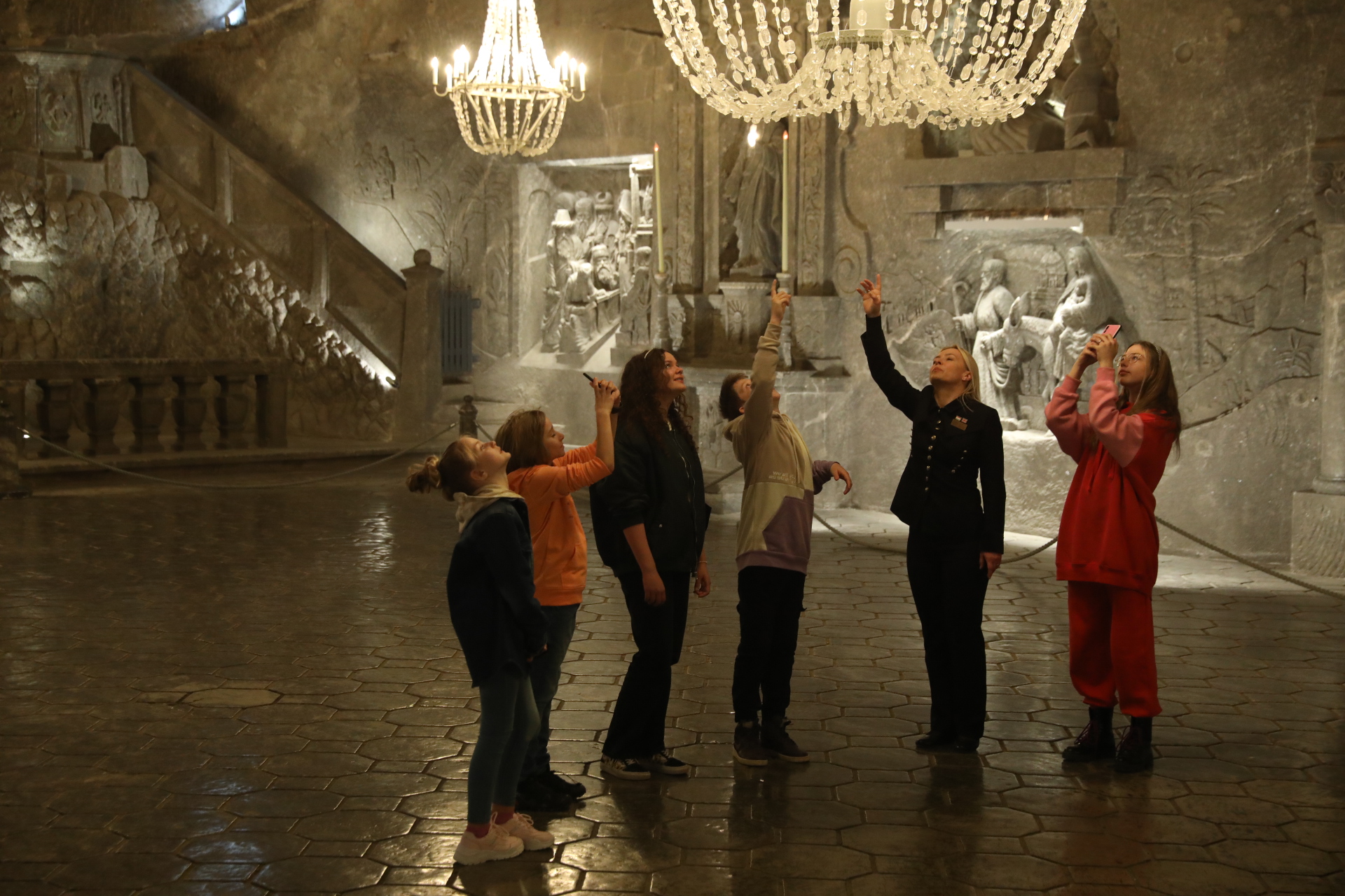 Turyści w kaplicy św. Kingi fotografują komórkami solny żyrandol