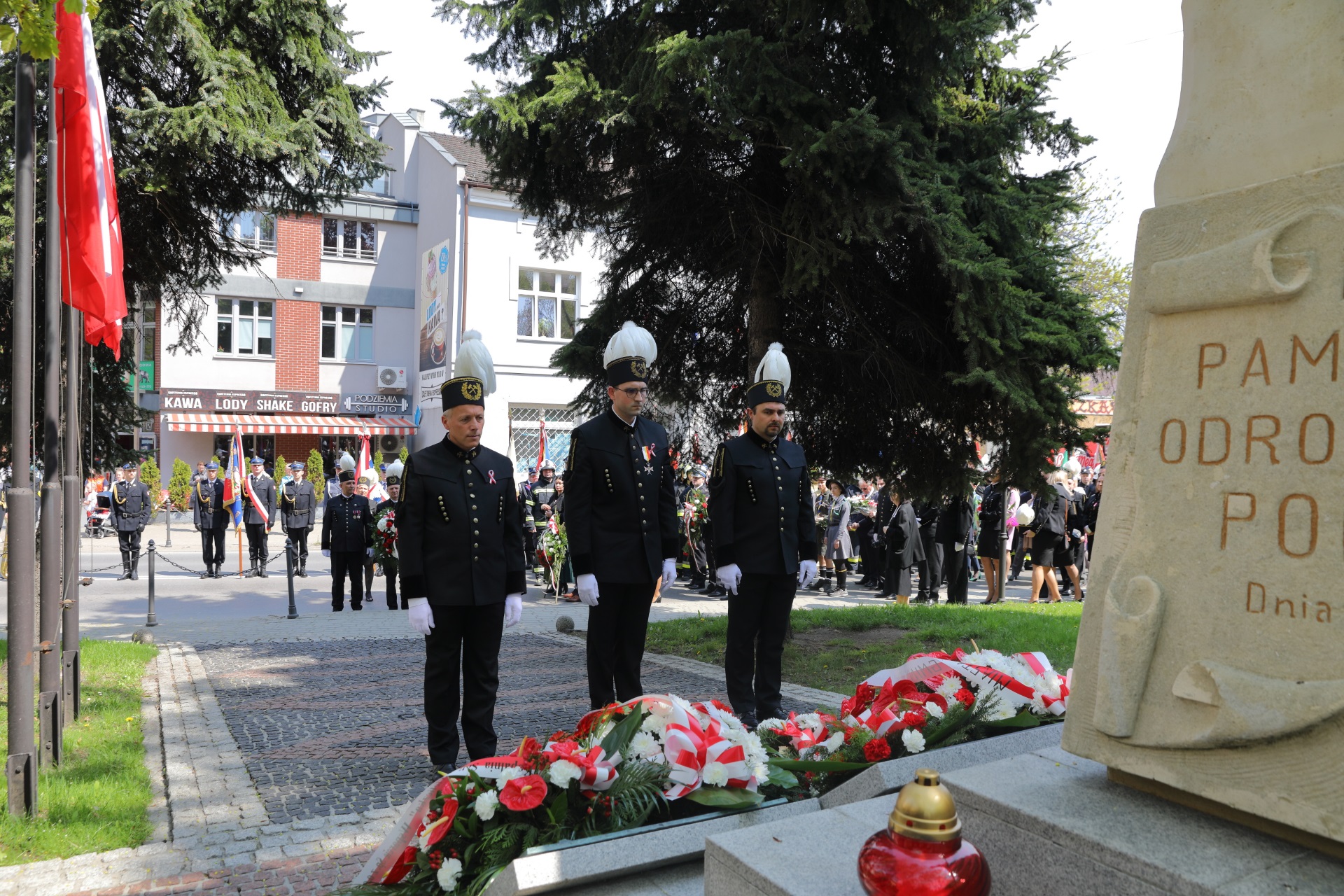 Górnicy w galowych mundurach przy pomniku oddają hołd wieliczanom poległym za wolność Polski