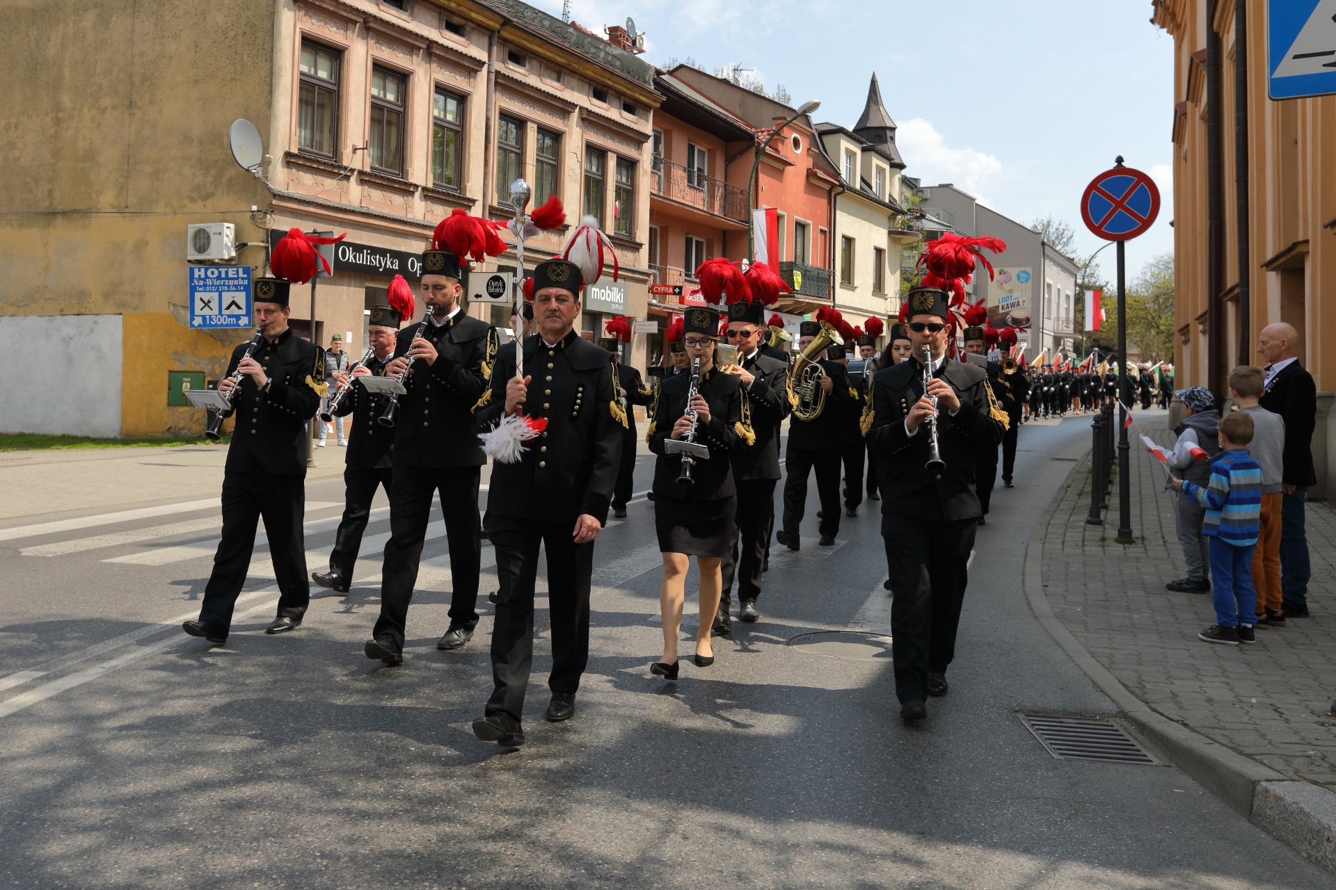 Górnicza orkiestra maszerująca wielicką ulicą