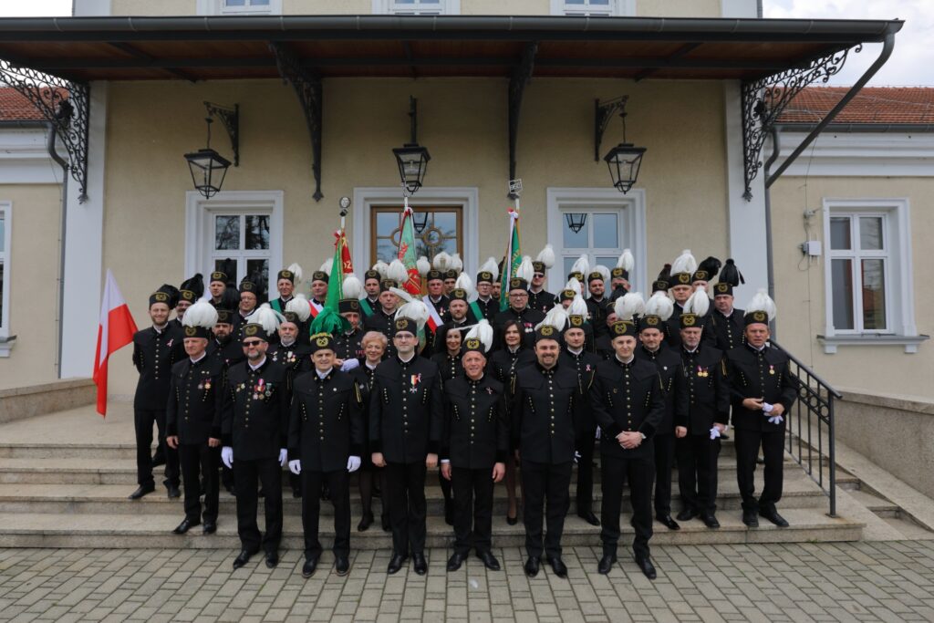 Grupowa fotografia - uczestnicy patriotycznych obchodów w galowych mundurach