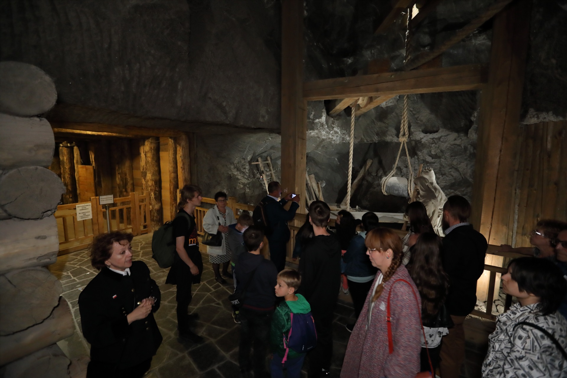 Małopolskie rodziny zastępcze podczas zwiedzania kopalni