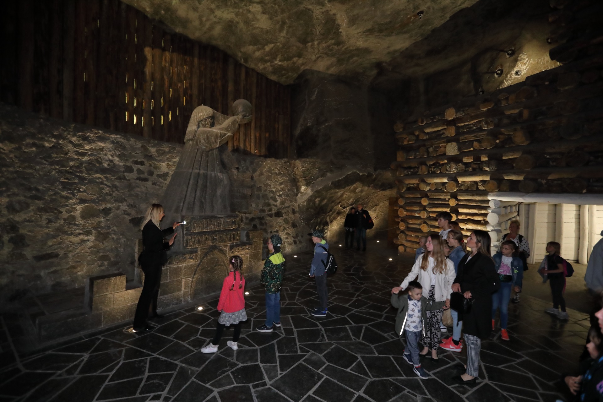 Małopolskie rodziny zastępcze zwiedzają kopalnię. Komora Mikołaja Kopernika, w tle solny pomnik astronoma