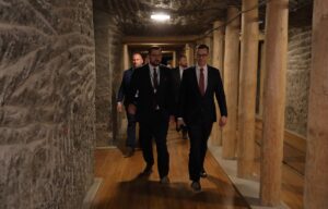 Premier Morawiecki w towarzystwie Prezesa Pawła Nowaka. W drodze do komory Warszawa