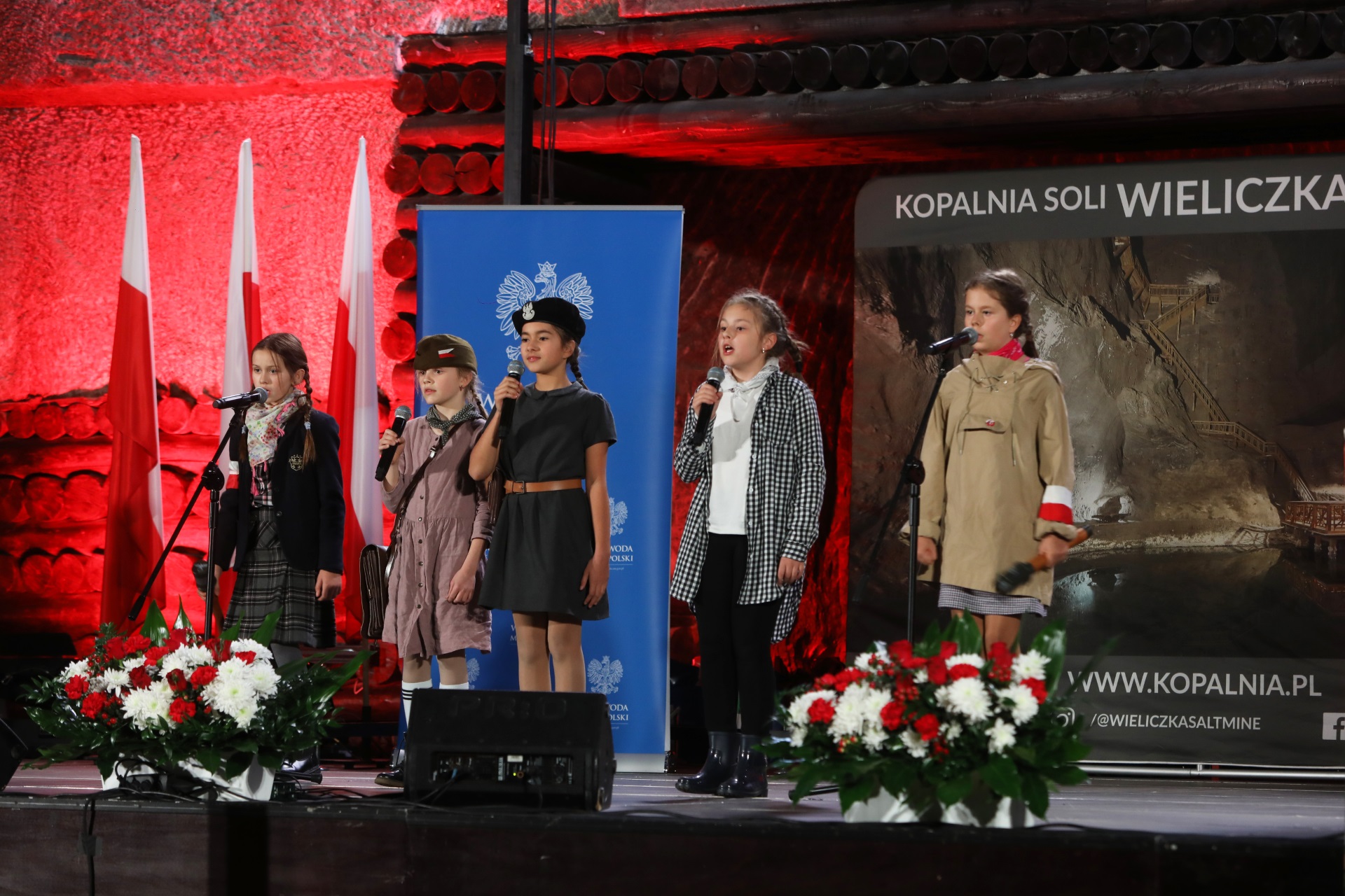 Pięć dziewczynek na scenie w komorze Warszawa podczas patriotycznego koncertu