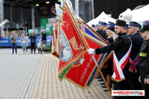 Poczty sztandarowe. Na pierwszym planie górnik w galowym mundurze