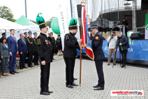 Zarząd Kopalni Soli "Wieliczka" przekazuje nowy sztandar OSP