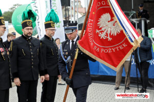 Nowy sztandar OSP Wieliczka. Na widocznej stronie sztandaru Orzeł Biały okolony strażacką dewizą: Bogu na chwałę. Ludziom na pożytek