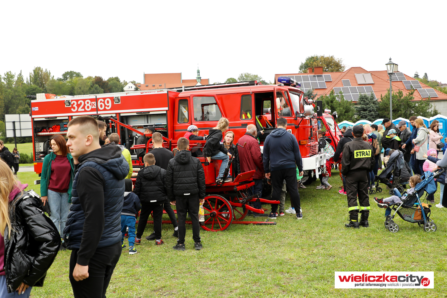 Wóz strażacki - ogromny czerwony Jelcz