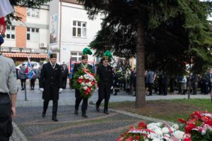 Przedstawiciele Kopalni Soli "Wieliczka" S.A. składają kwiaty