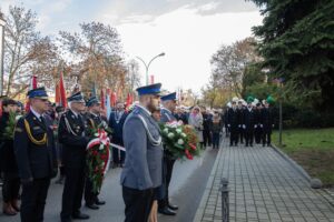 Uczestnicy uroczystości. Na drugim planie górnicy w galowych mundurach