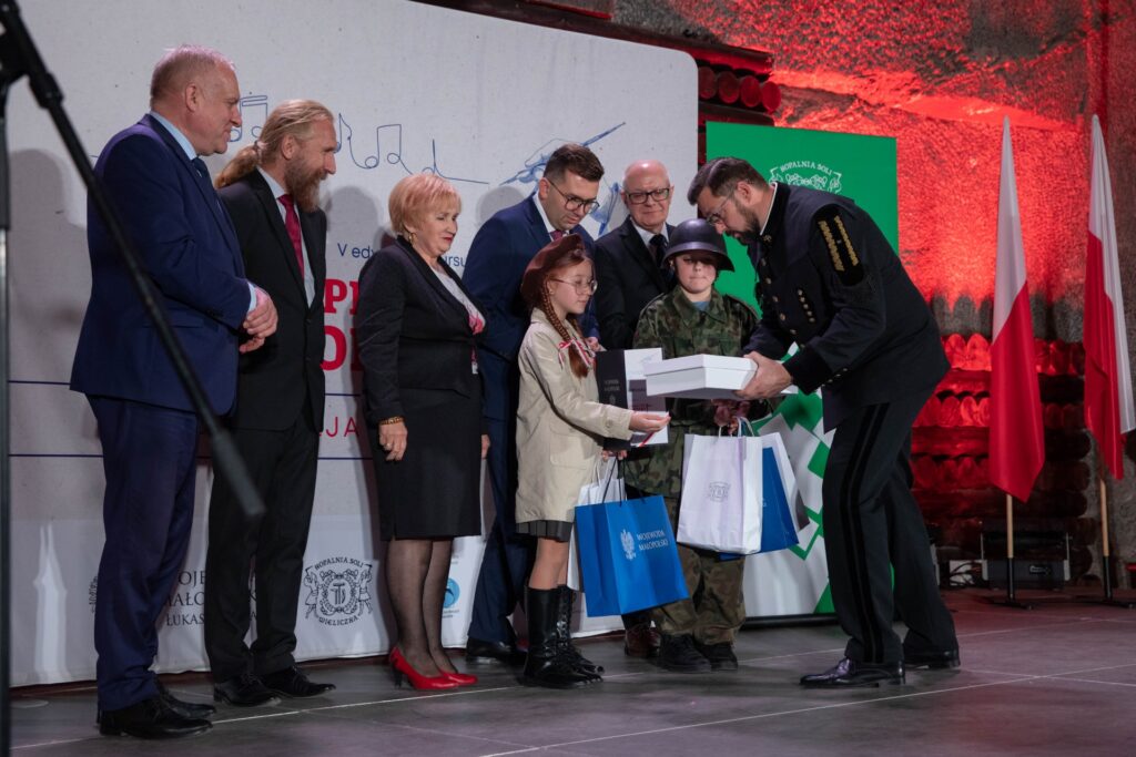 Dekoracja zwycięzców. Prezes Paweł Nowak wręcza nagrodę posiadaczce najlepszego w tym roku teledysku