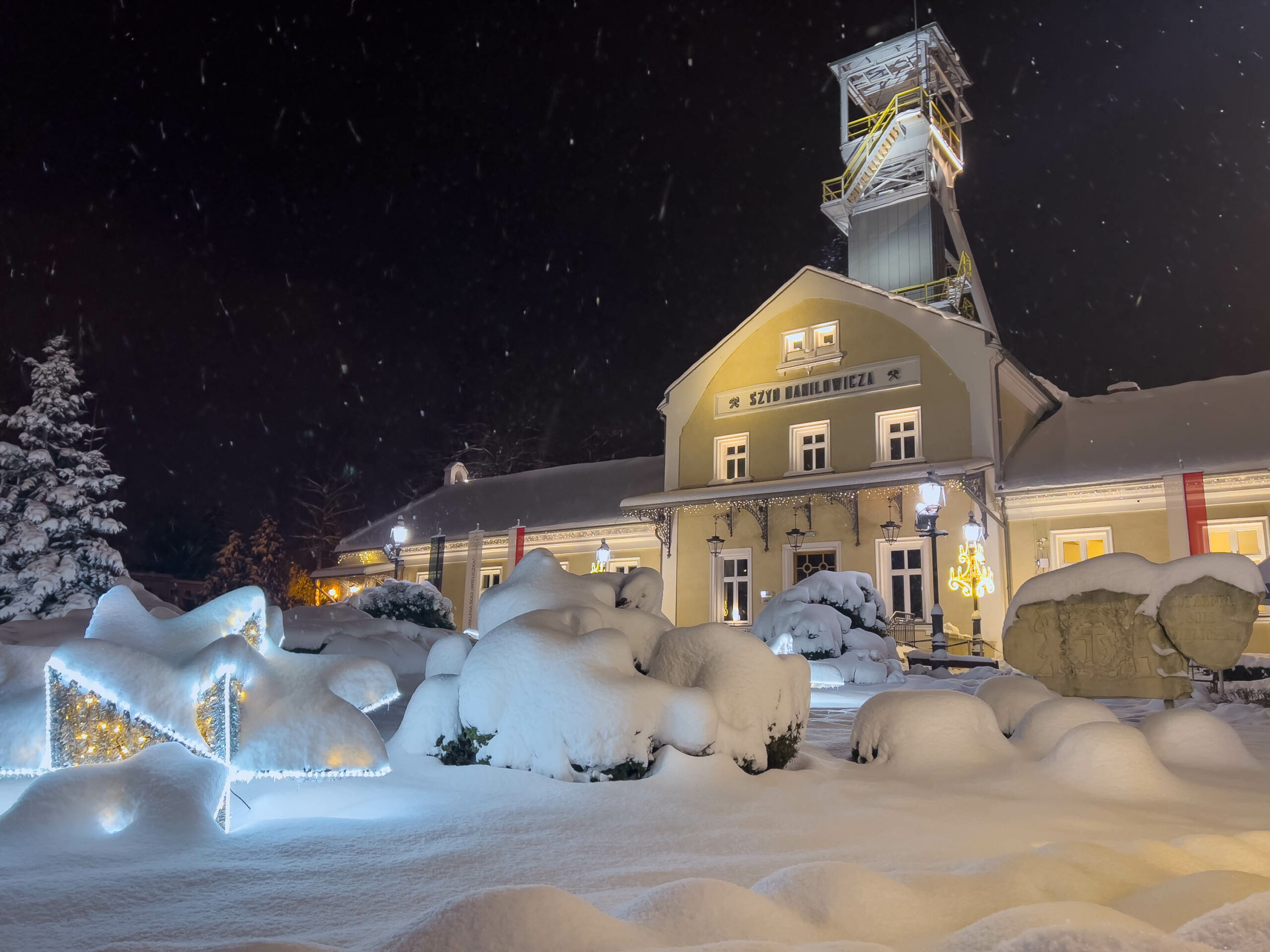 Szyb Daniłowicza w zimowej odsłonie. Budynek w śniegu