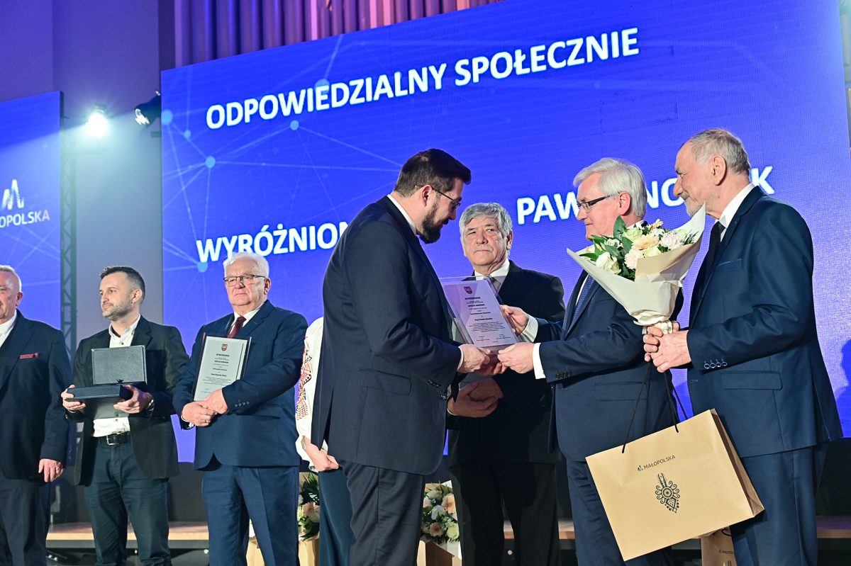 Prezes Paweł Nowak odbiera dyplom