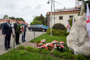 Delegacja Kopalni Soli "Wieliczka" składa kwiaty