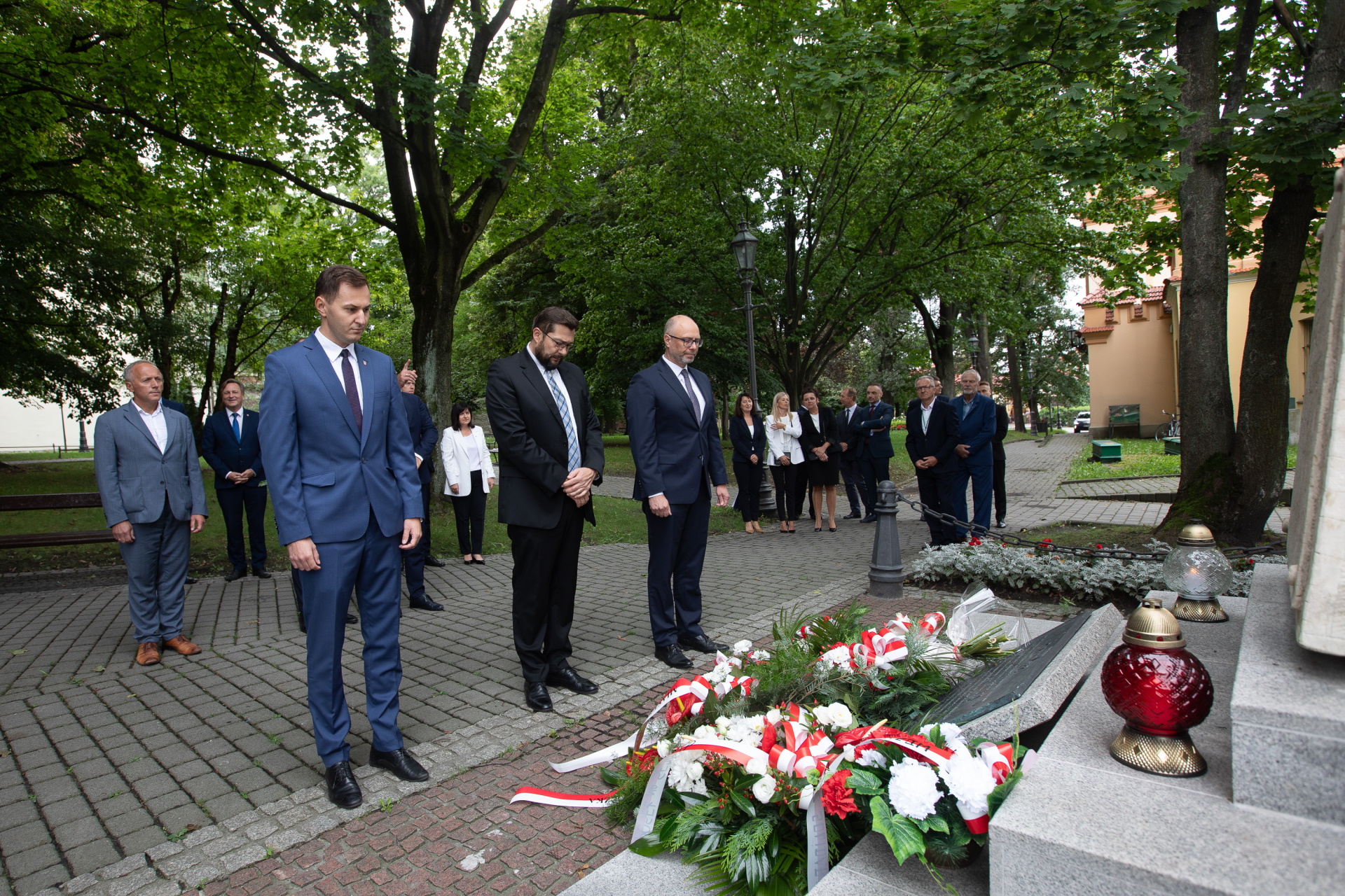 Delegacja Kopalni Soli "Wieliczka" składa kwiaty przy pomniku na wielickich plantach