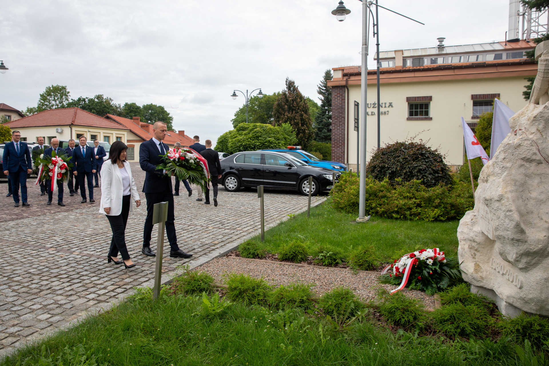 Poseł Urszula Rusecka składa kwiaty przy pomniku na terenie kopalni