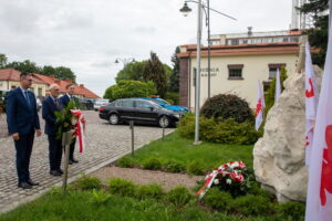 Delegacja powiatu wielickiego składa kwiaty