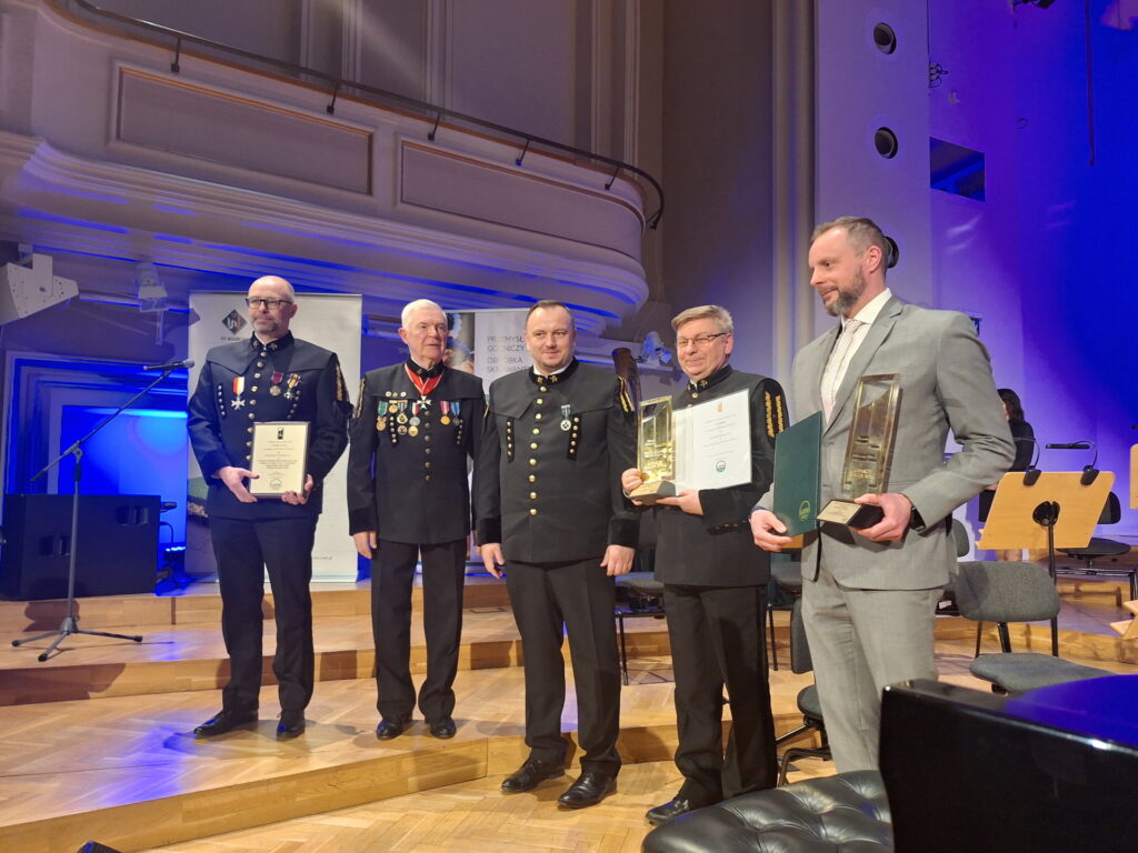 Uroczysta gala w Filharmonii Śląskiej. Pamiątkowe zdjęcie laureatów