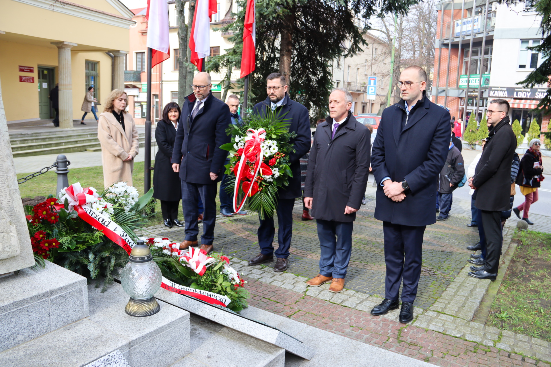 Czteroosobowa delegacja kopalni składająca kwiaty przy pomniku