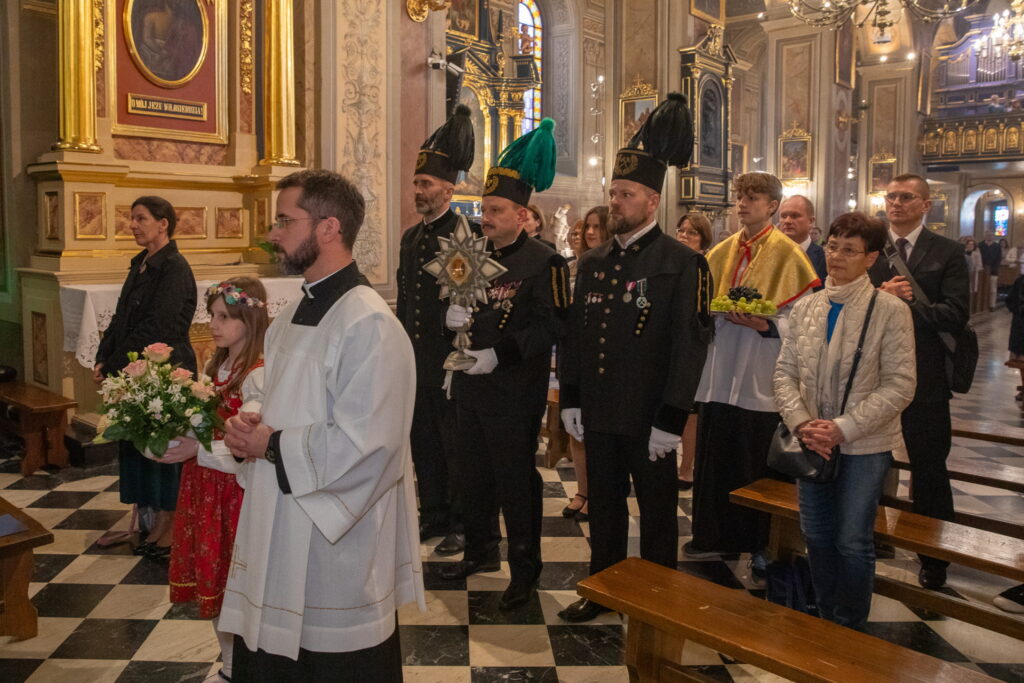 Przekazanie monstancji. Procesja z darami ołtarza