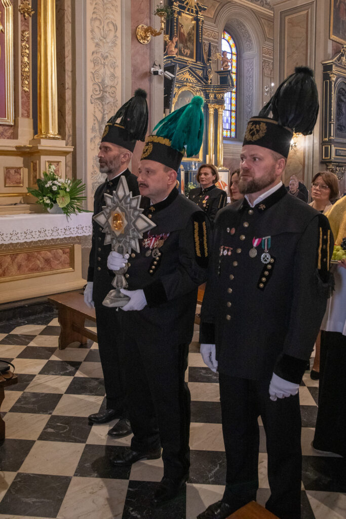 Przekazanie monstrancji. Delgacja trzech górników w galowych mundurach