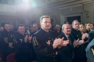 Prezes Łukasz Sadkiewicz oklaskuje zwycięzcę kategorii Osobowość Roku