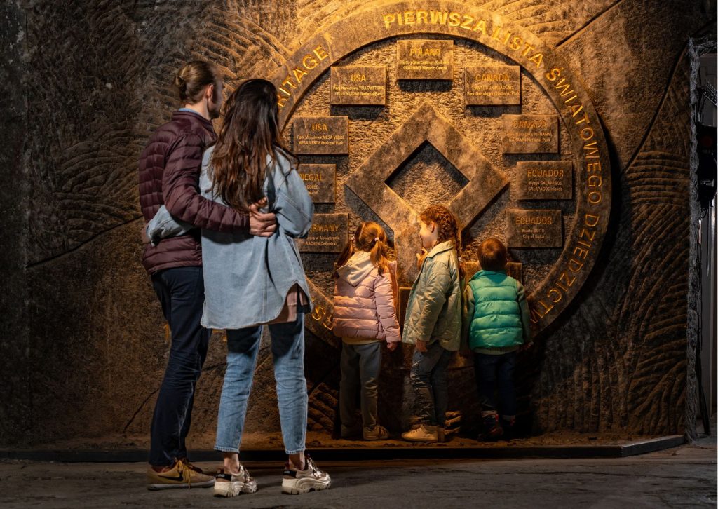 Turyści oglądają solną płaskorzeźbę przedstawiającą logo UNESCO