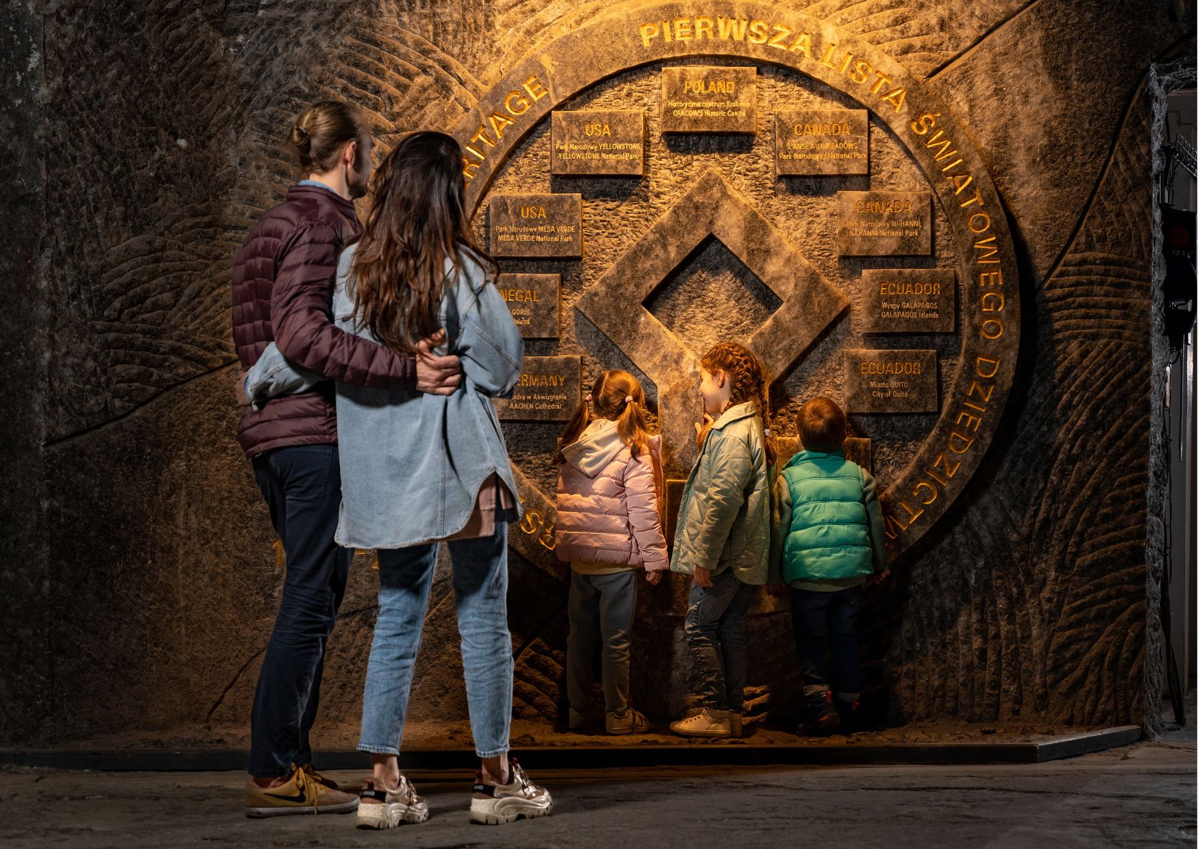 Turyści oglądają solną płaskorzeźbę przedstawiającą logo UNESCO