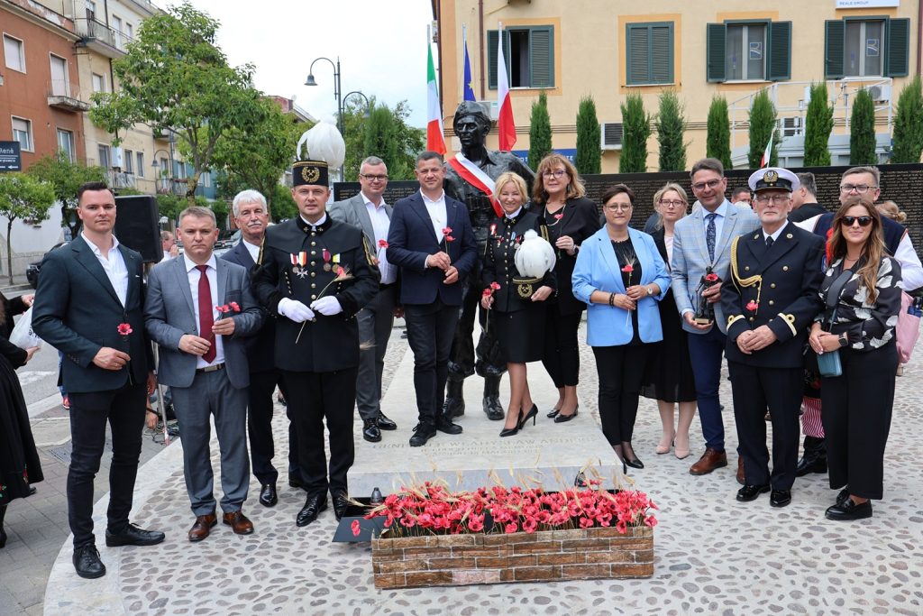 Delegacje z Kopalni, Powiatu Wielickiego i gmin pod pomnikiem
